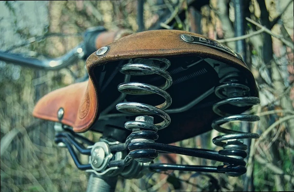 saddle, bicycle saddle, leather saddle, suspension, handwork, leather, feather, manufactory, detail, nostalgia, comforta